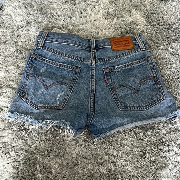 Blue Jean Levi shorts - Picture 2 of 5
